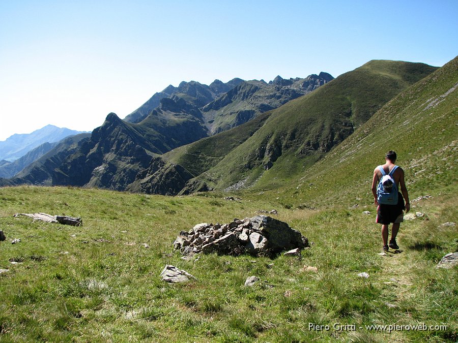 laghiponteranicaraffi 101.jpg - Dalla Bocchetta scendiamo al sentiero 101 con vista verso il Pizzo del Diavolo